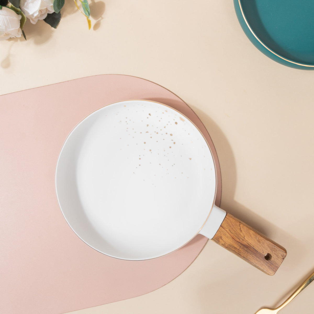 CARA Plate With Wooden Handle Nestasia