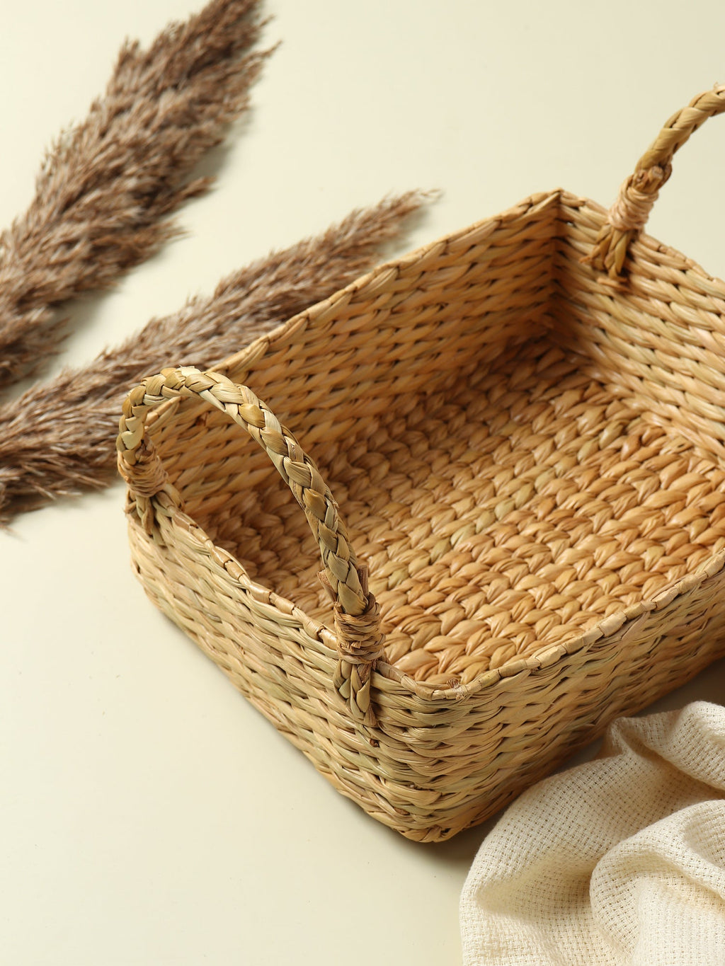Handwoven Seagrass Fruit Basket for Home Storage and Decorative Gifting