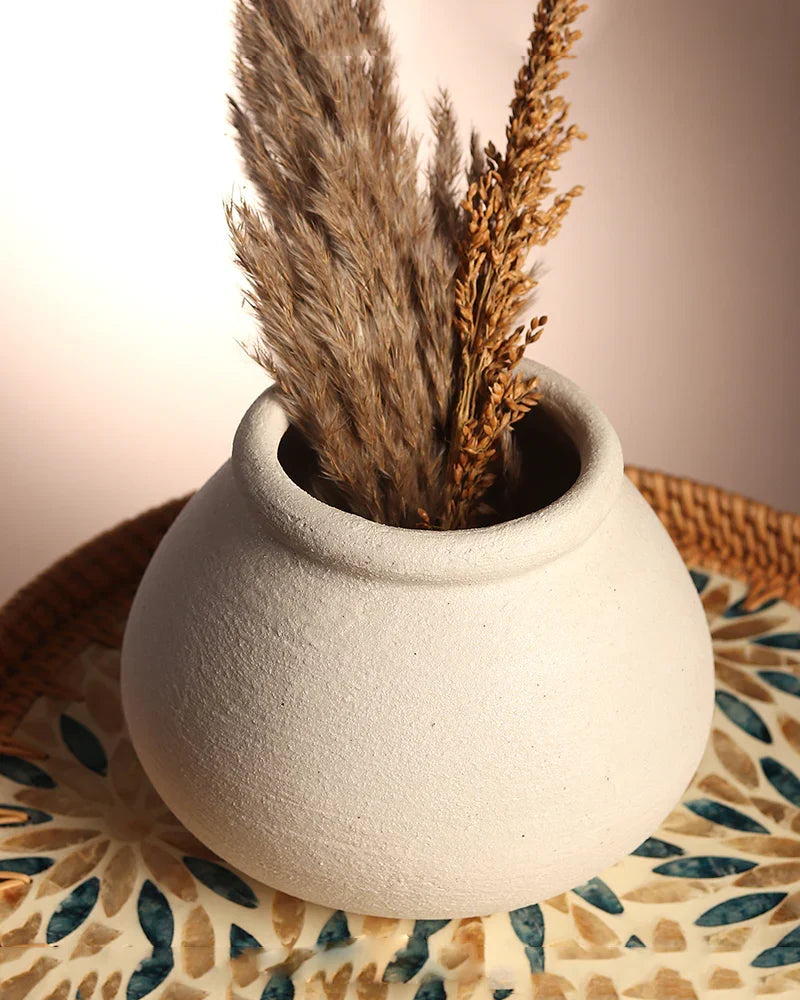 Smooth Finish Ceramic Vase for Clean Aesthetic Looks