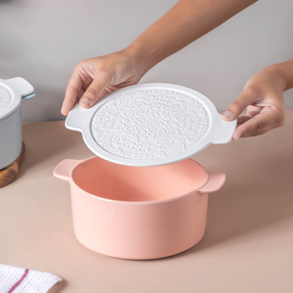 Riona Ceramic Serving Pot Pink With Floral Lid Nestasia