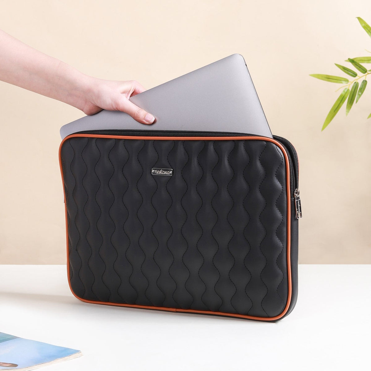 Black Laptop Sleeve Nestasia