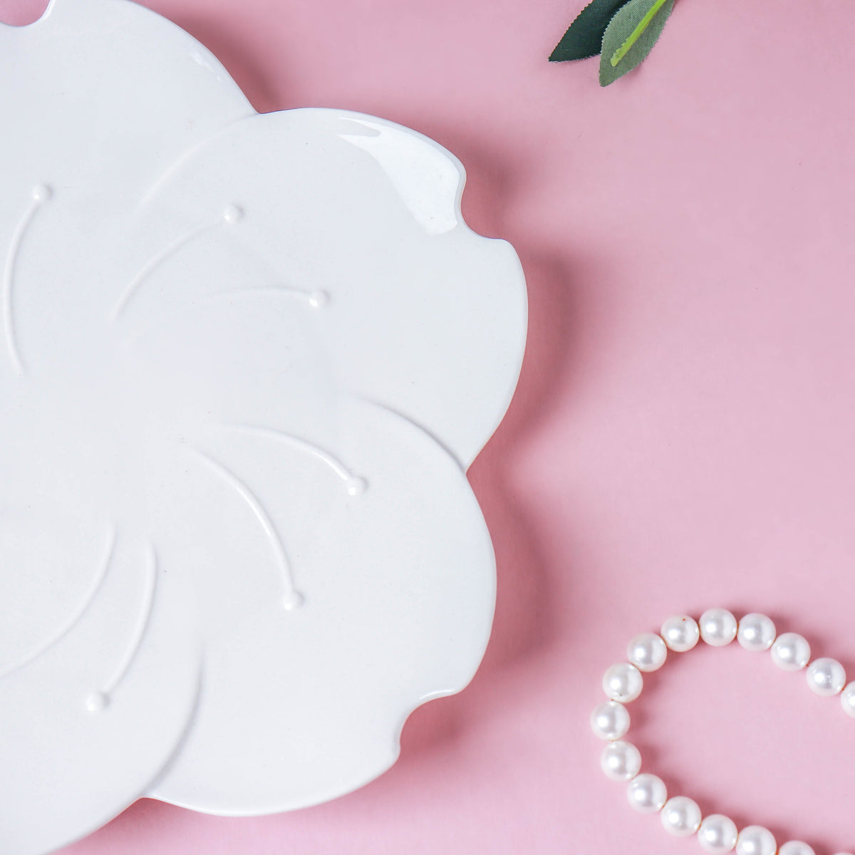 Lotus White Plate Nestasia