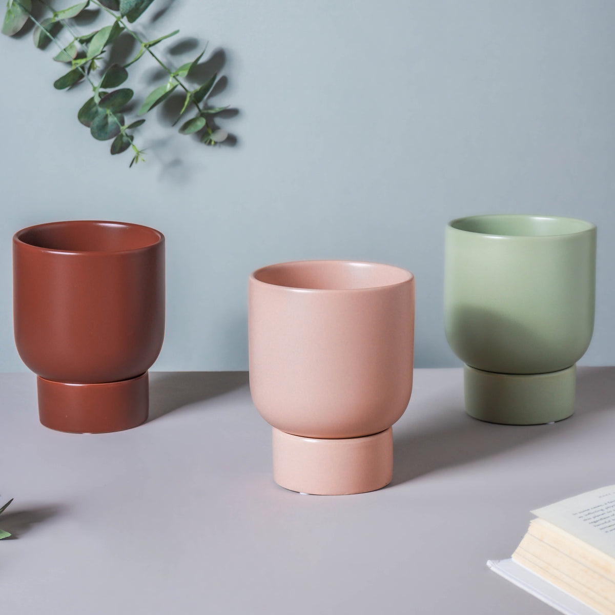 Gloss Finish Planter With Stand Nestasia