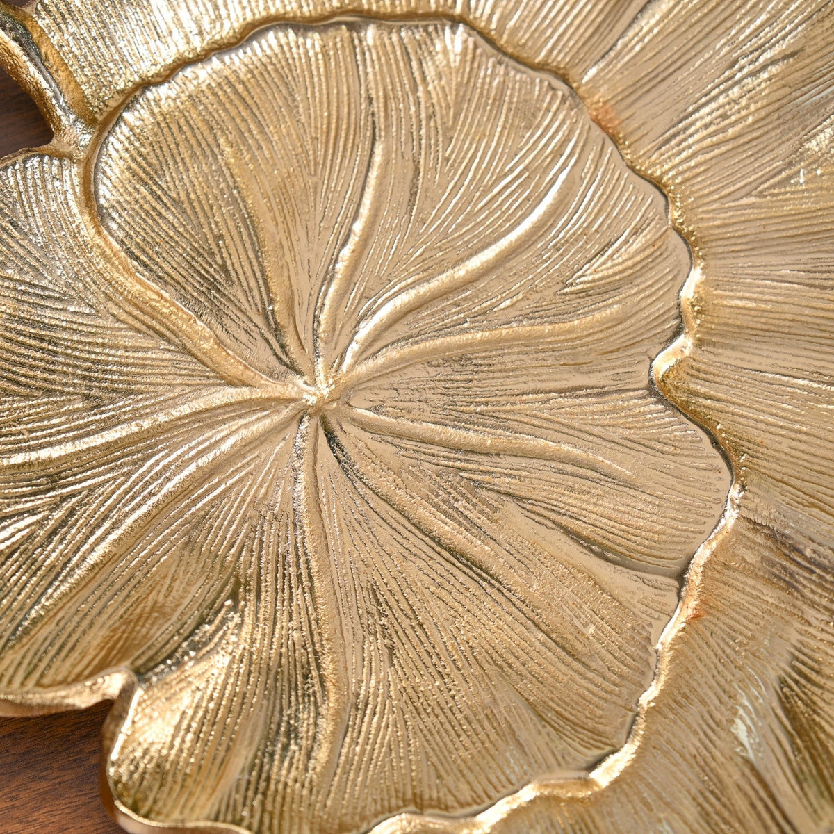 Lotus Leaf Metal Tray In Gold Nestasia