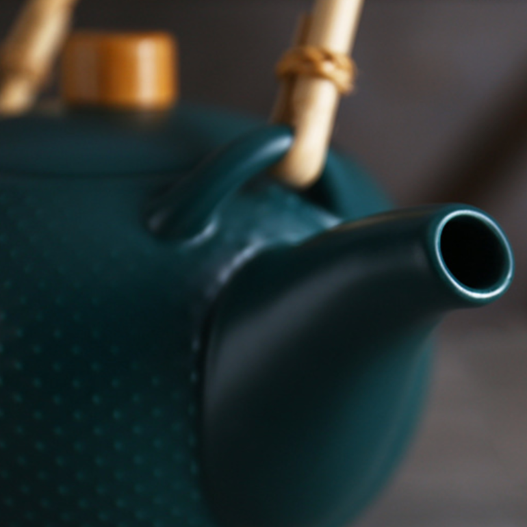 MAGNIFIQUE Textured Tea Pot Nestasia