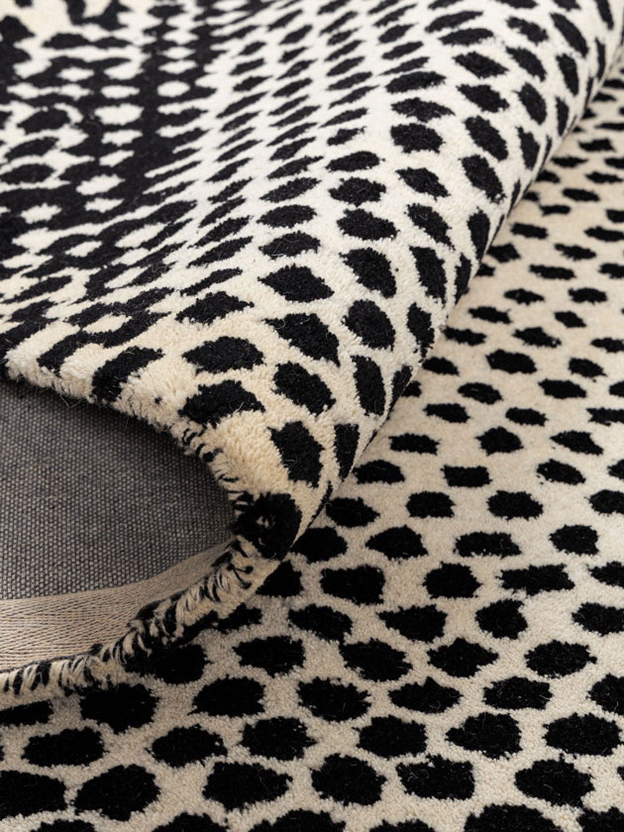 Chitra Wool Tufted Carpet Contrast Living