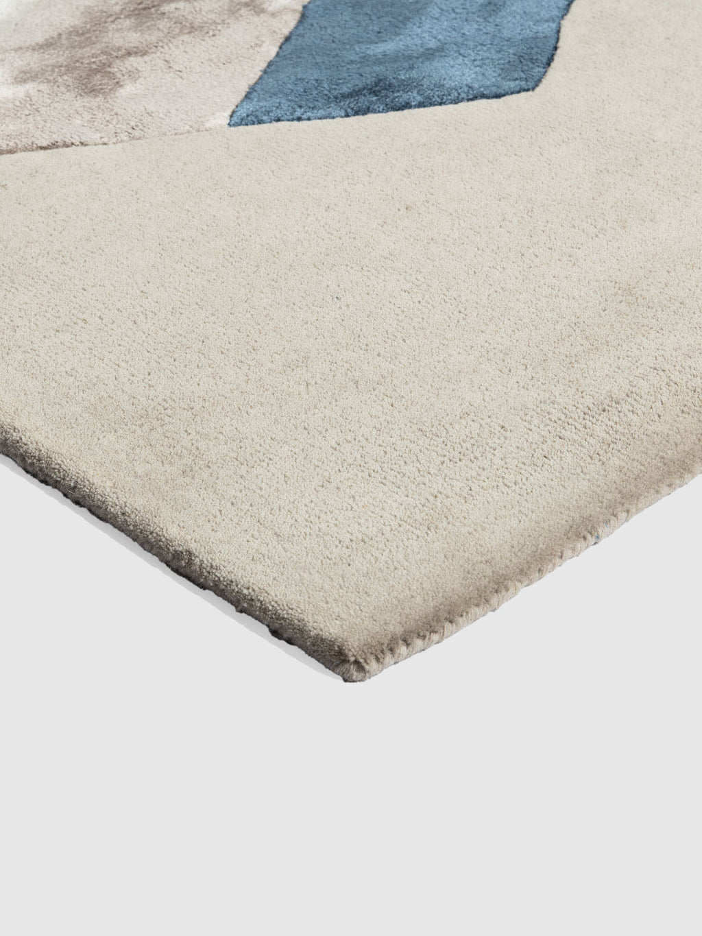 Kuruba Viscose Tufted Carpet Contrast Living