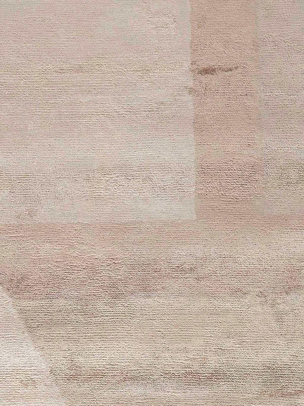 Ekaraga Viscose Tufted Carpet Contrast Living