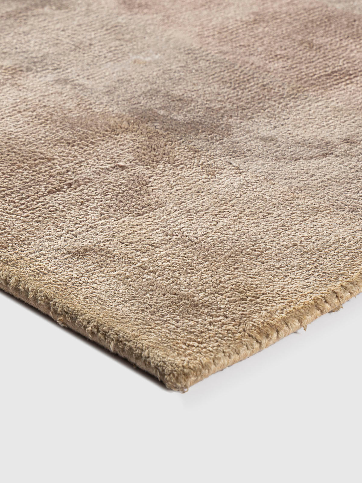 Ekaraga Viscose Tufted Carpet Contrast Living