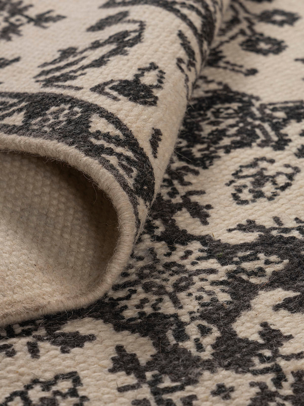 Vanaangan Wool Printed Rug Contrast Living