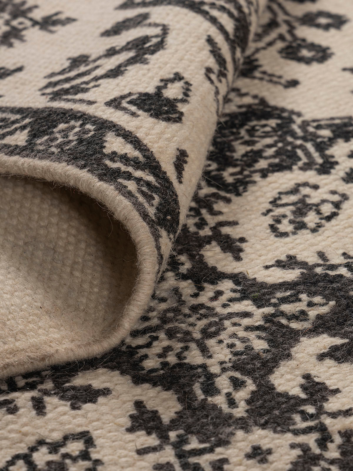 Vanaangan Wool Printed Rug Contrast Living