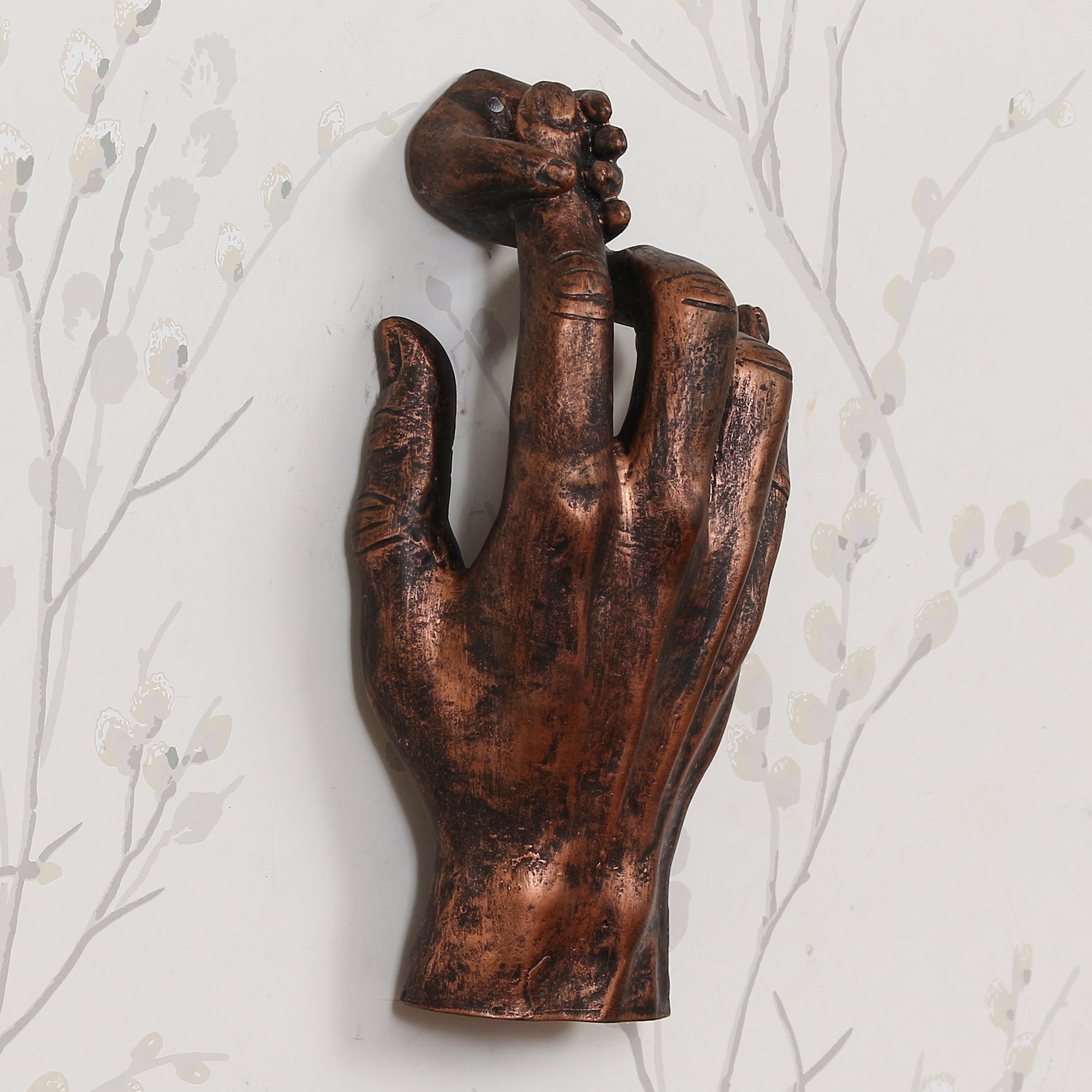 Brown Polyresin Baby Hand Holding Father's Finger Decorative Wall Hanging Figurine Kafalo