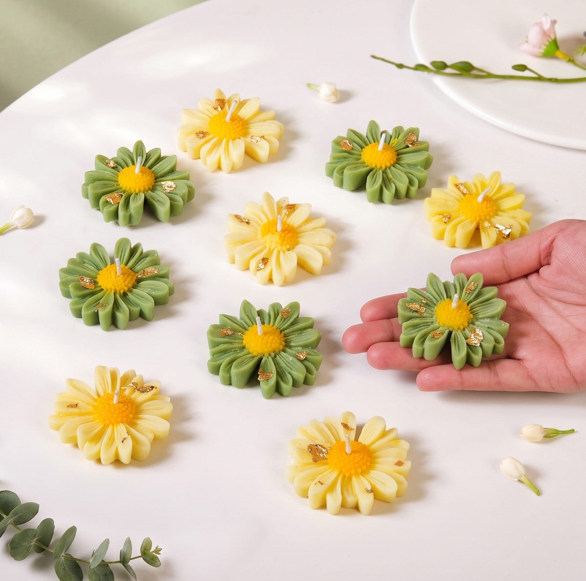Daisy Floating Candle Set Of 10 In Gift Box With Gold Foil Flowers Nestasia