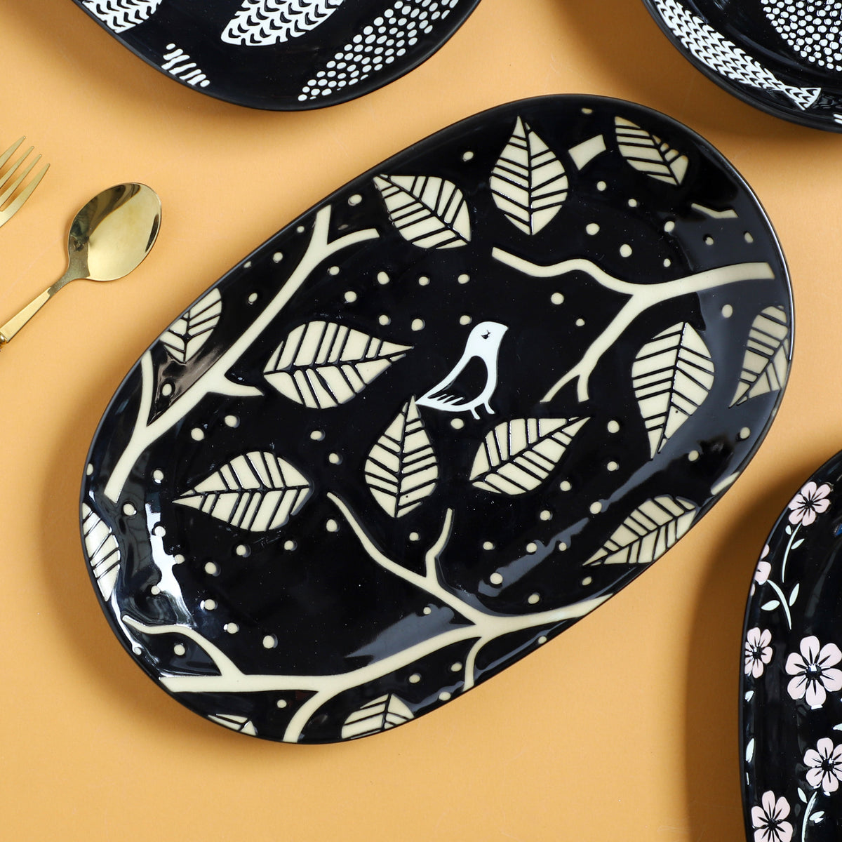 Oval Plates Black Nestasia