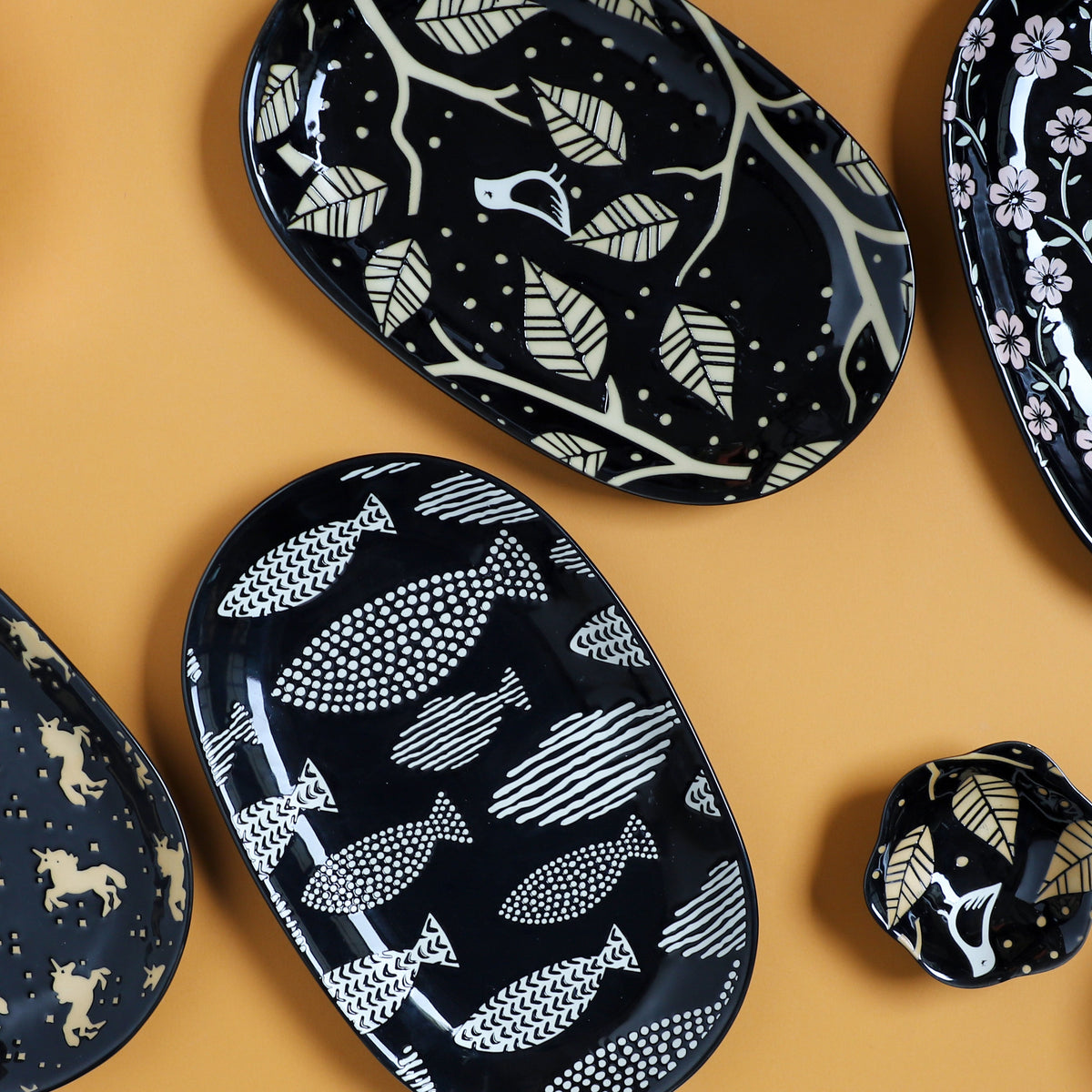 Oval Plates Black Nestasia