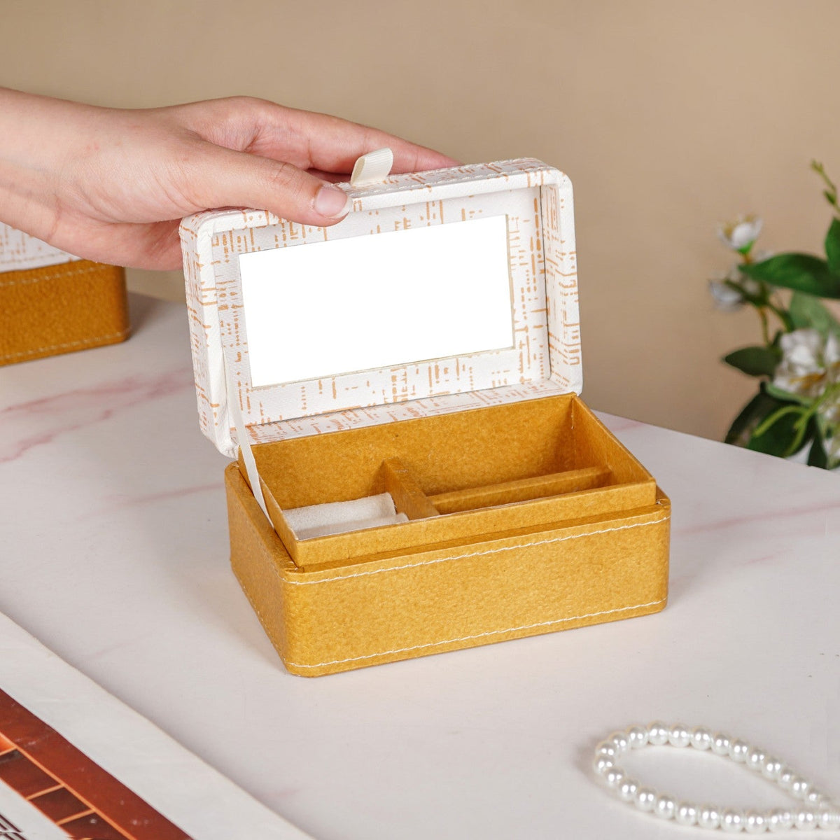 Quadrata Pattern Portable Jewellery Box With Mirror Nestasia