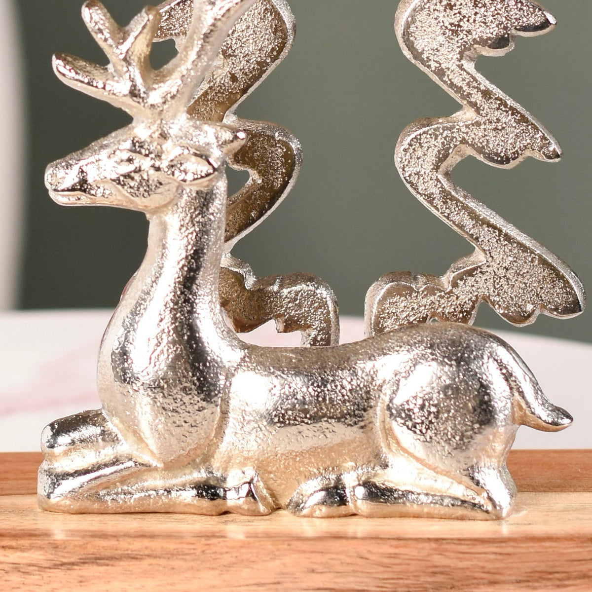 Reindeer By The Noel Tree Metal Decor Nestasia