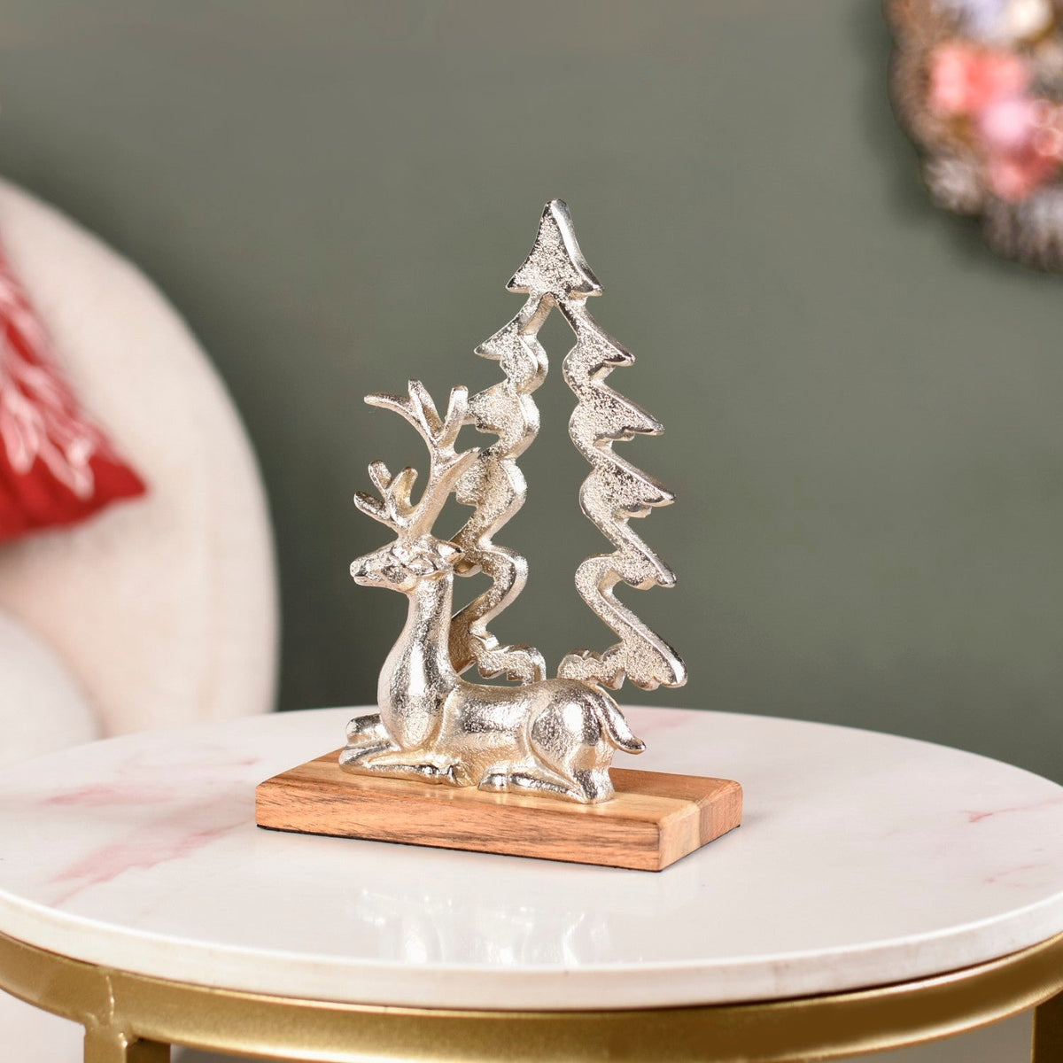 Reindeer By The Noel Tree Metal Decor Nestasia