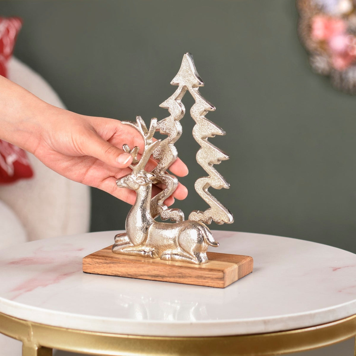 Reindeer By The Noel Tree Metal Decor Nestasia