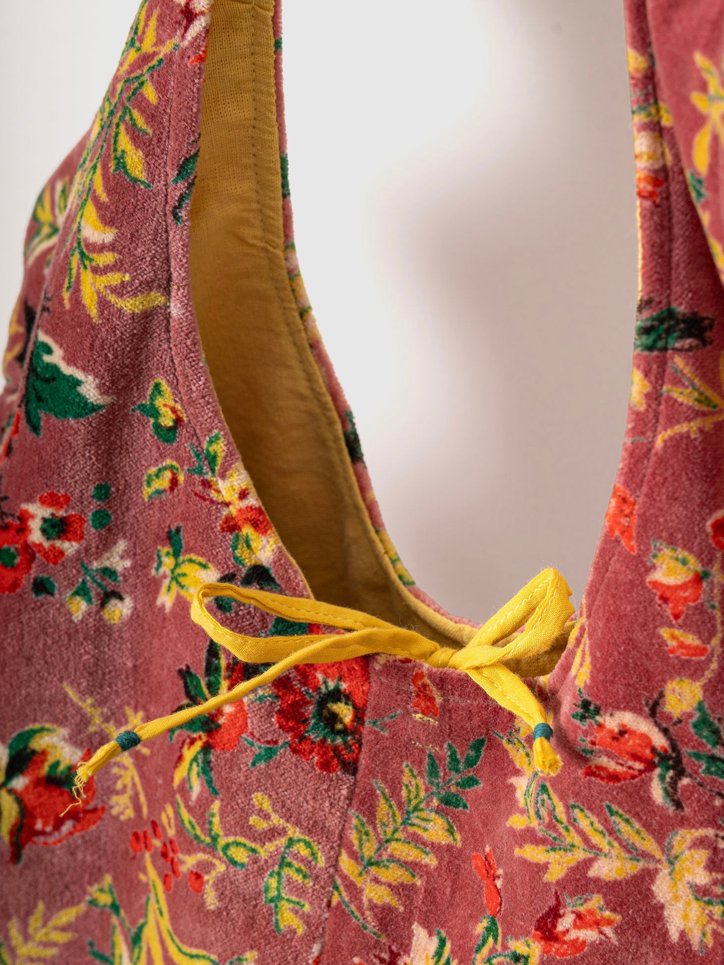 Tote-ally Gulabi Tote Contrast Living