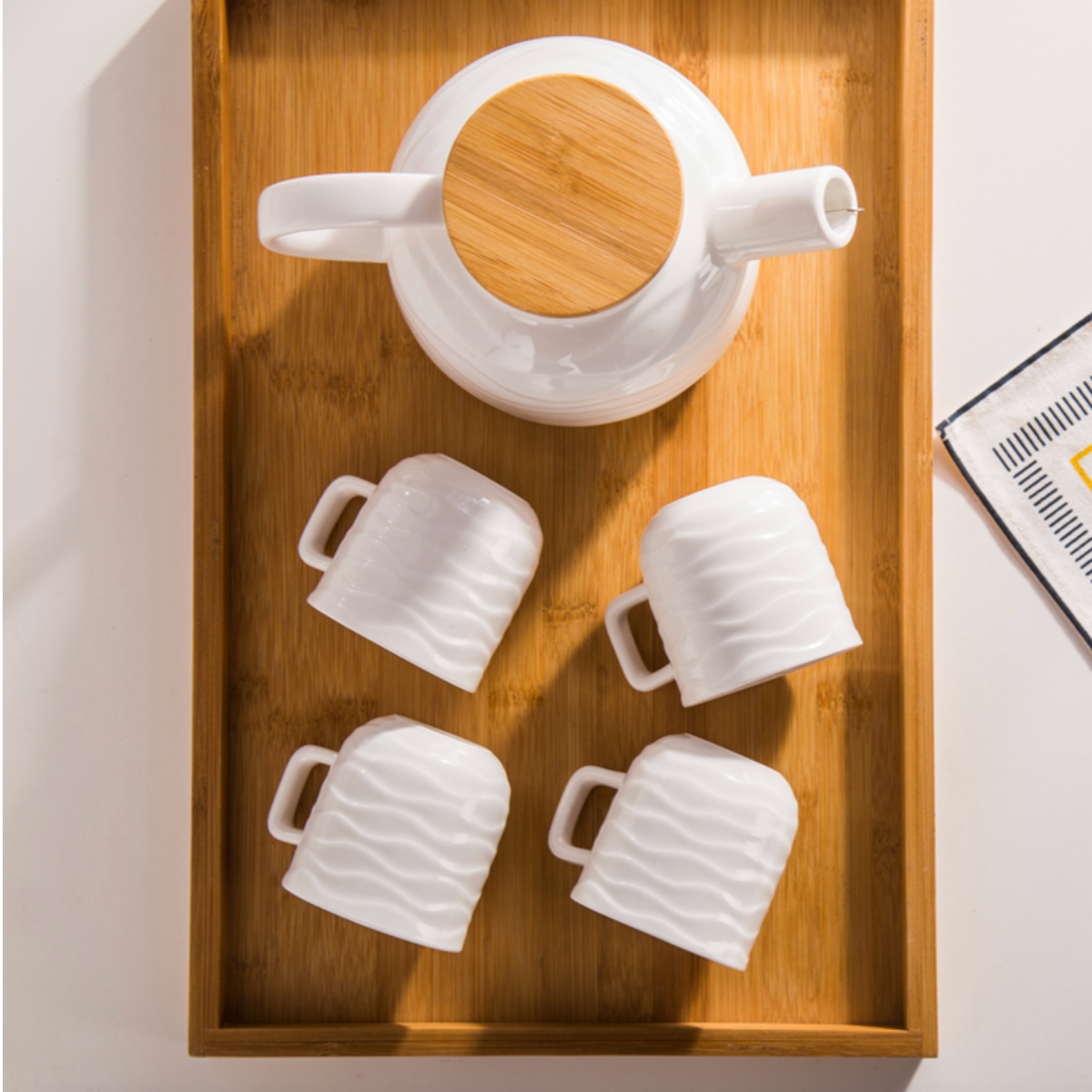 MAGNIFIQUE waves teapot and teacups set Nestasia