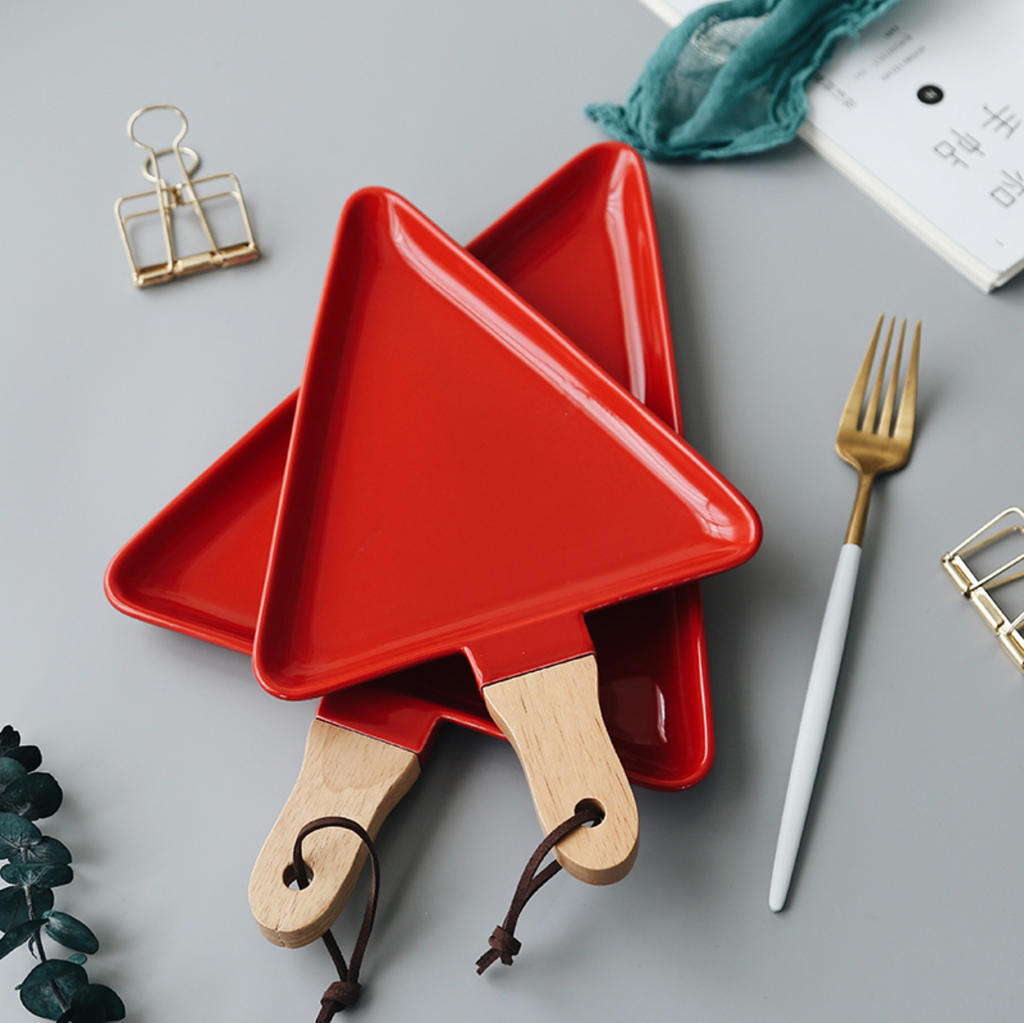 MERRY triangle plate with wooden handle - red Nestasia