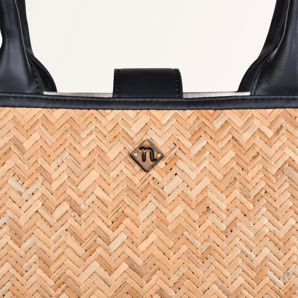 BreezeBag Carryall Black Tote Nestasia