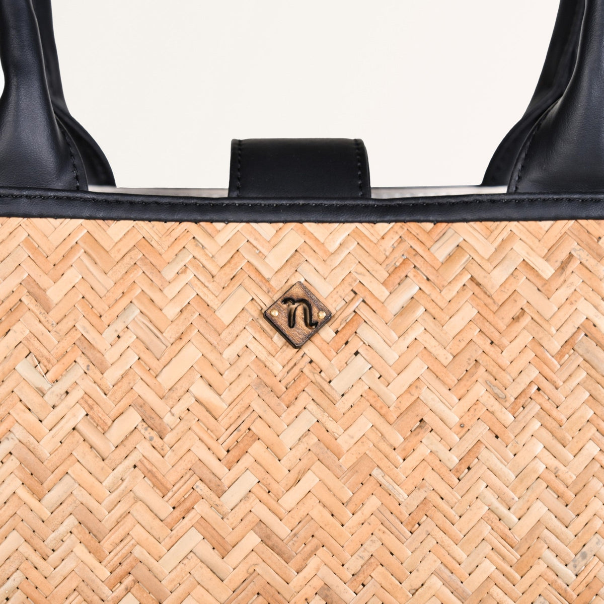 BreezeBag Handwoven Carryall Tote Black Nestasia