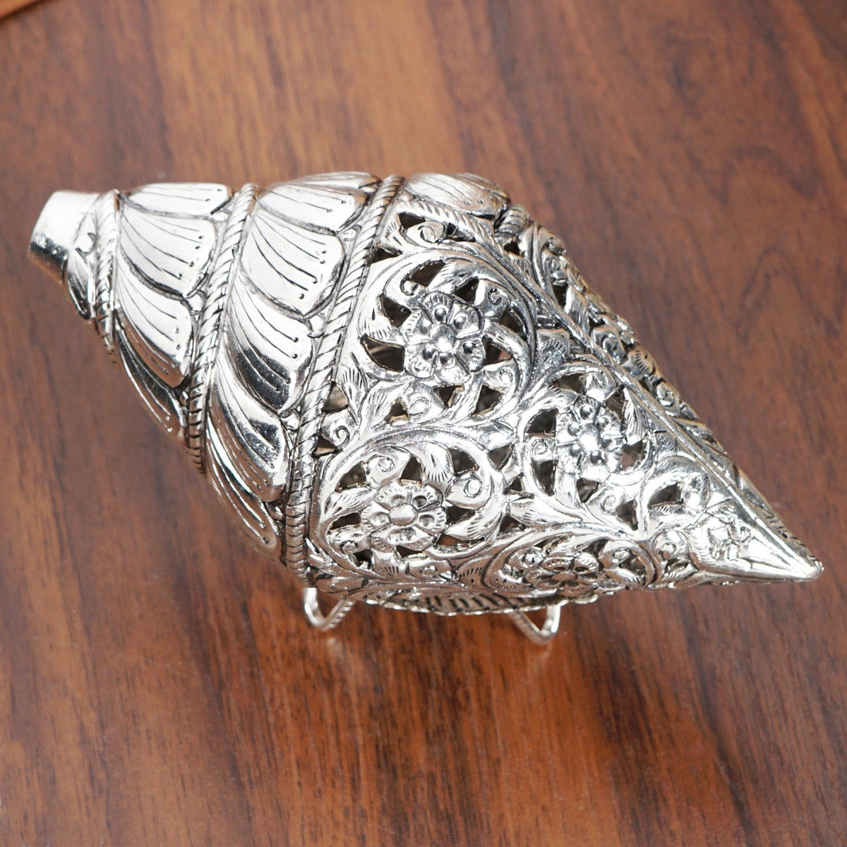 Floral Brass Dakshinavarti Shankh With Stand Nestasia