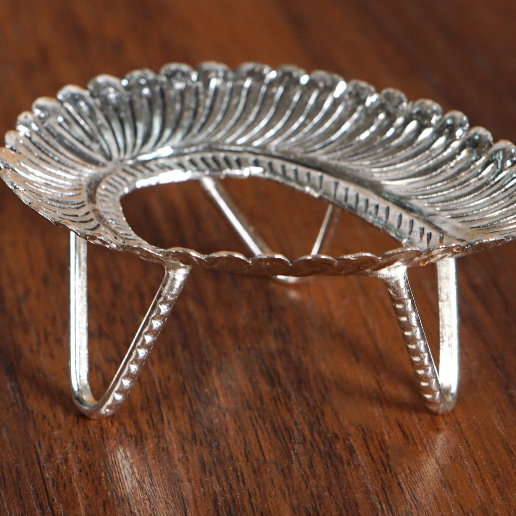 Floral Brass Dakshinavarti Shankh With Stand Nestasia