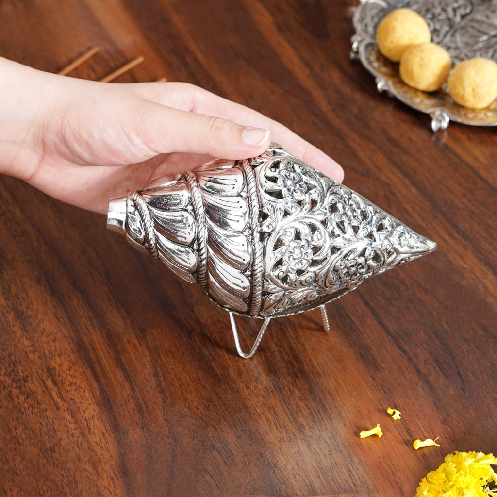 Floral Brass Dakshinavarti Shankh With Stand Nestasia