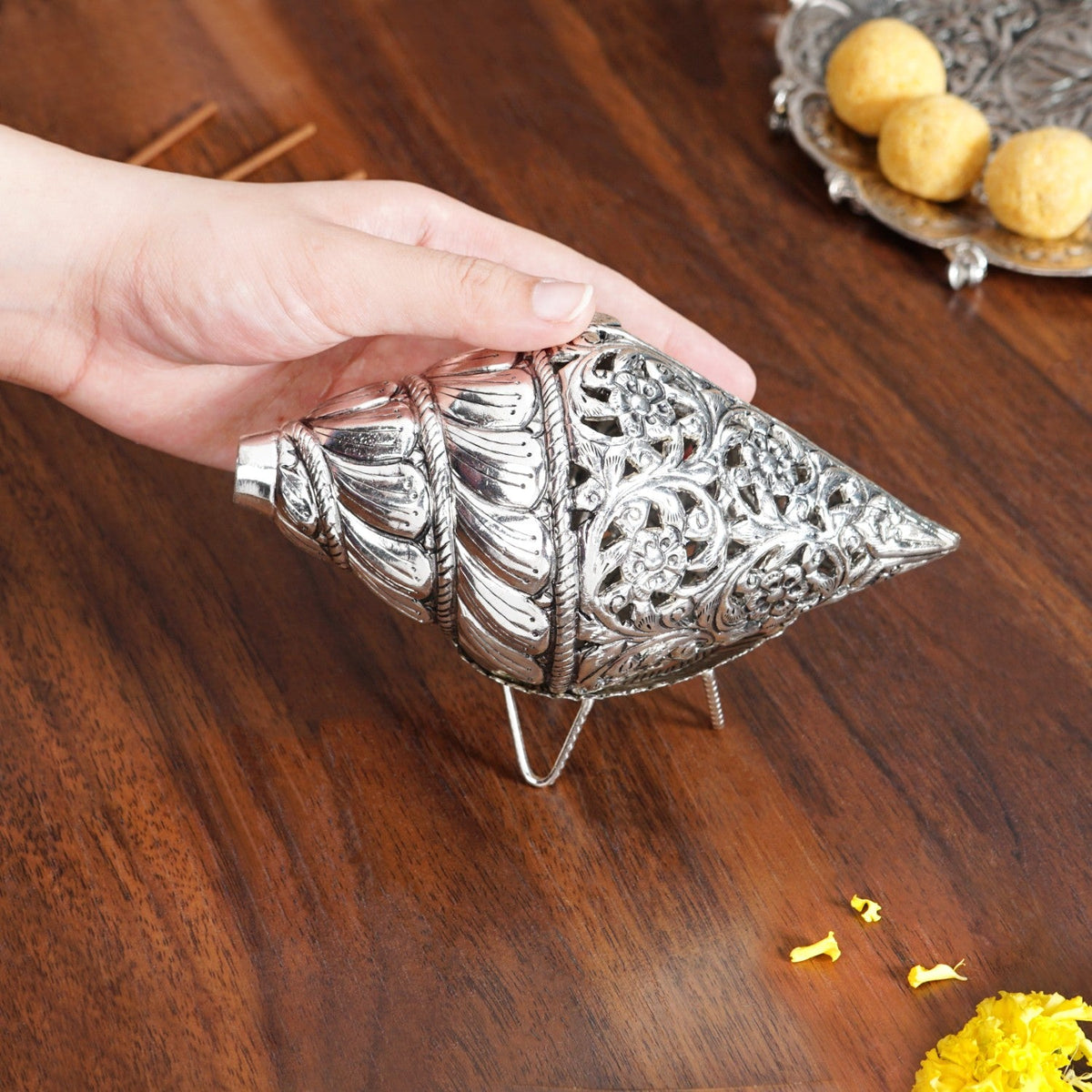Floral Brass Dakshinavarti Shankh With Stand Nestasia