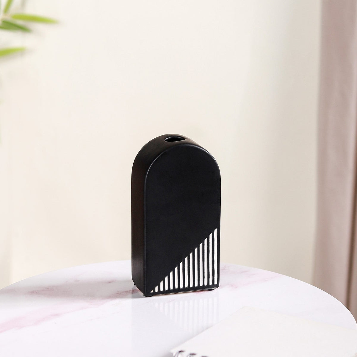 Black And White Arch Vase Nestasia