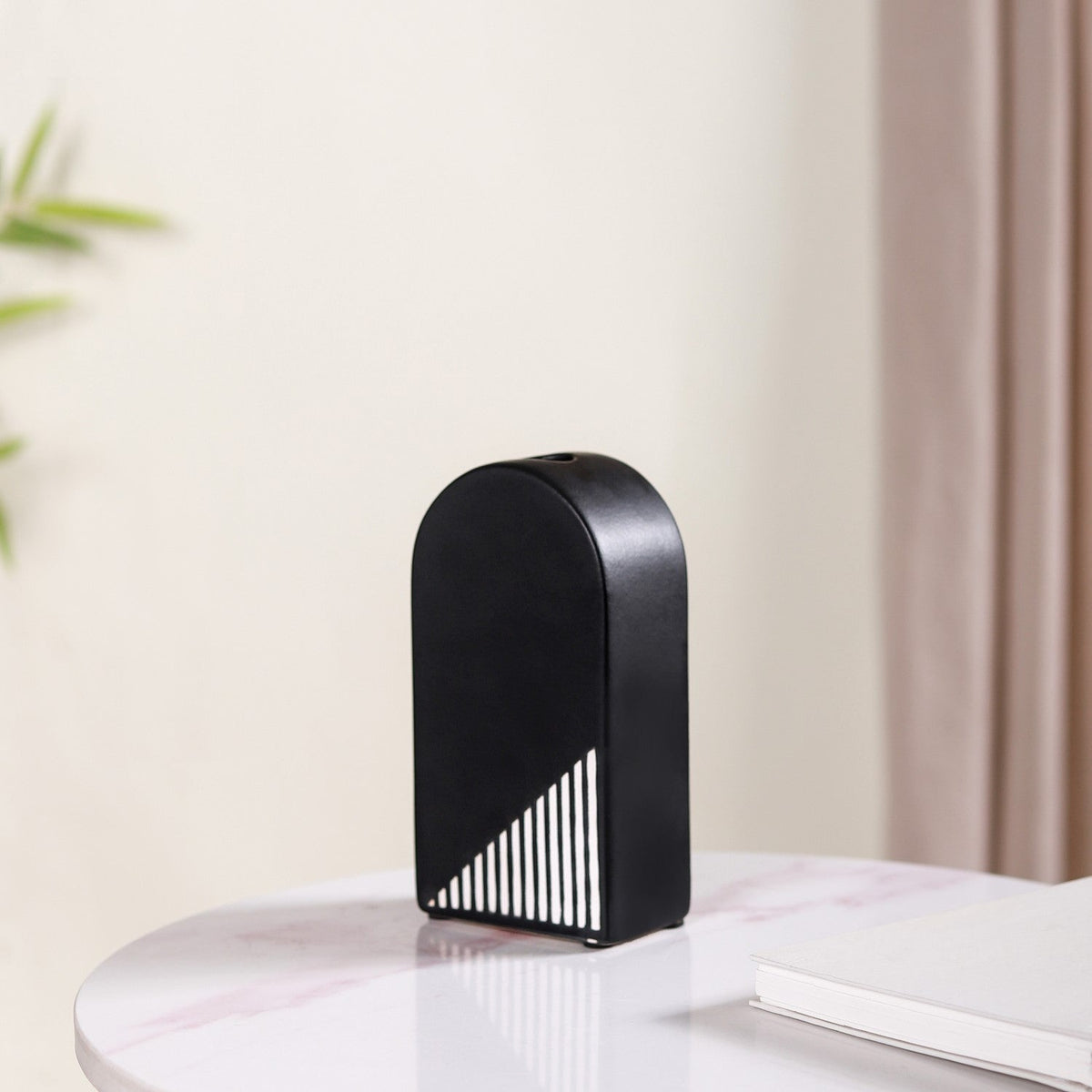 Black And White Arch Vase Nestasia