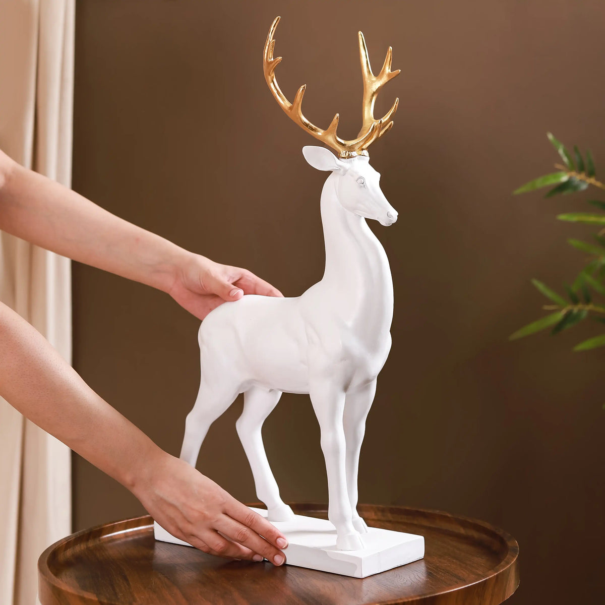 Snow Reindeer Showpiece White Large Nestasia