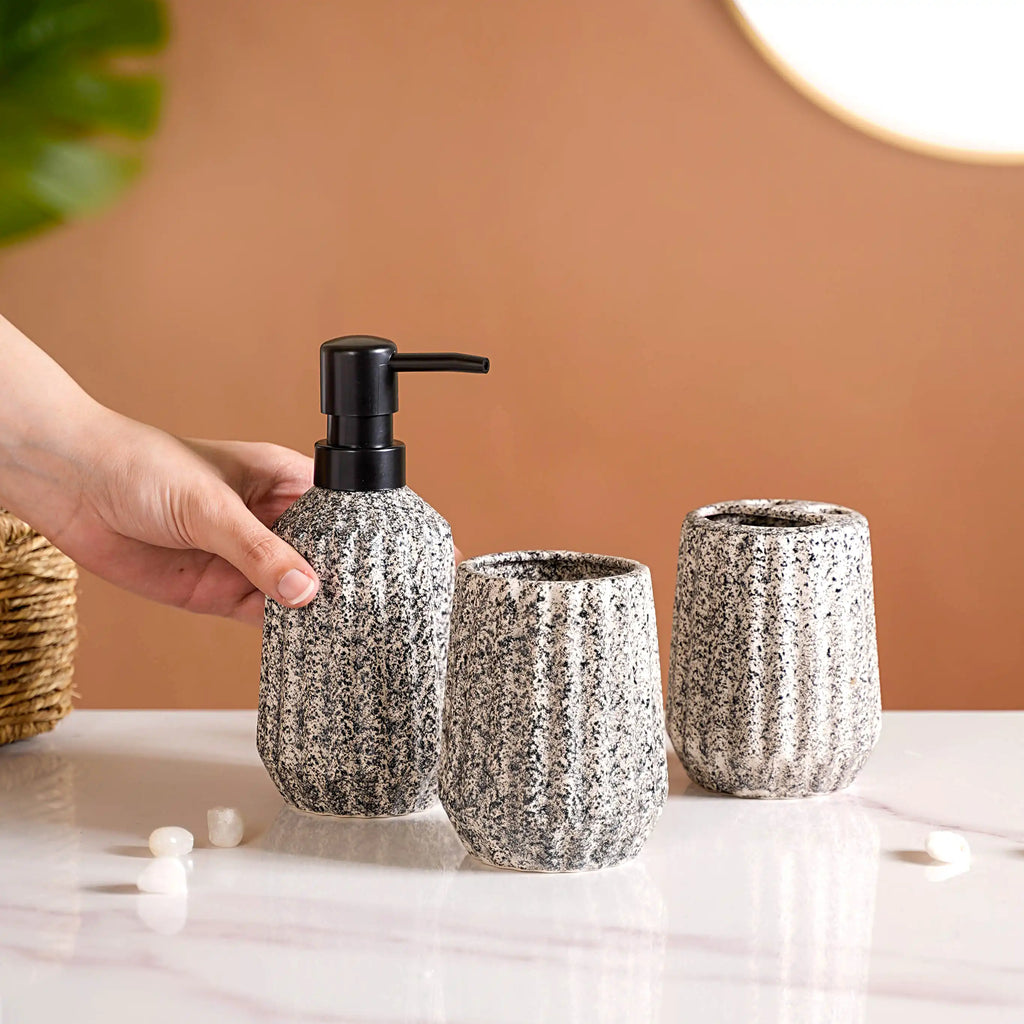 Ribbed Contemporary Bath Set Of 3 Nestasia