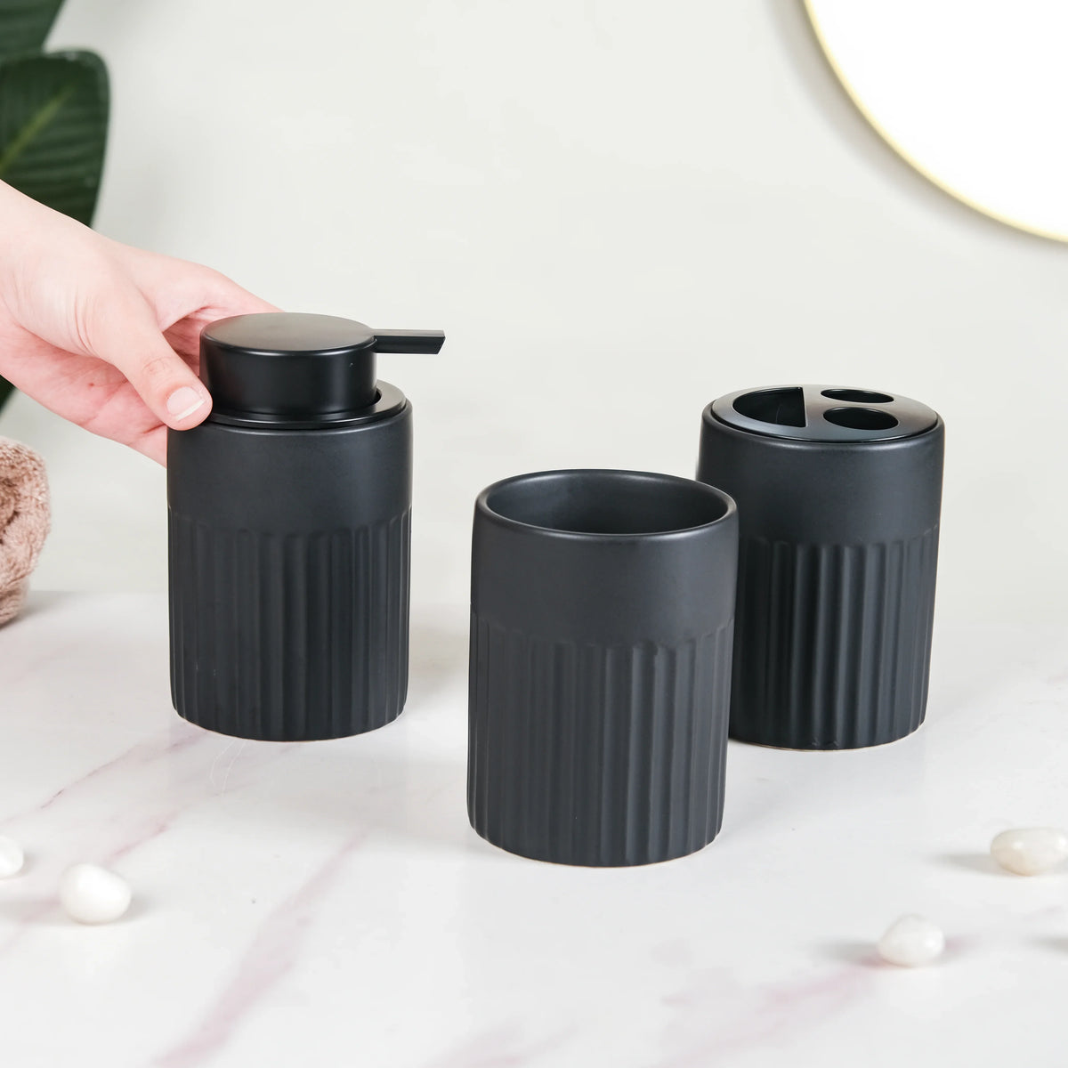Chic Black Bathroom Accessories Set Of 3 Nestasia