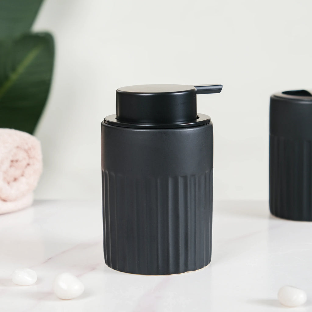 Chic Black Bathroom Accessories Set Of 3 Nestasia