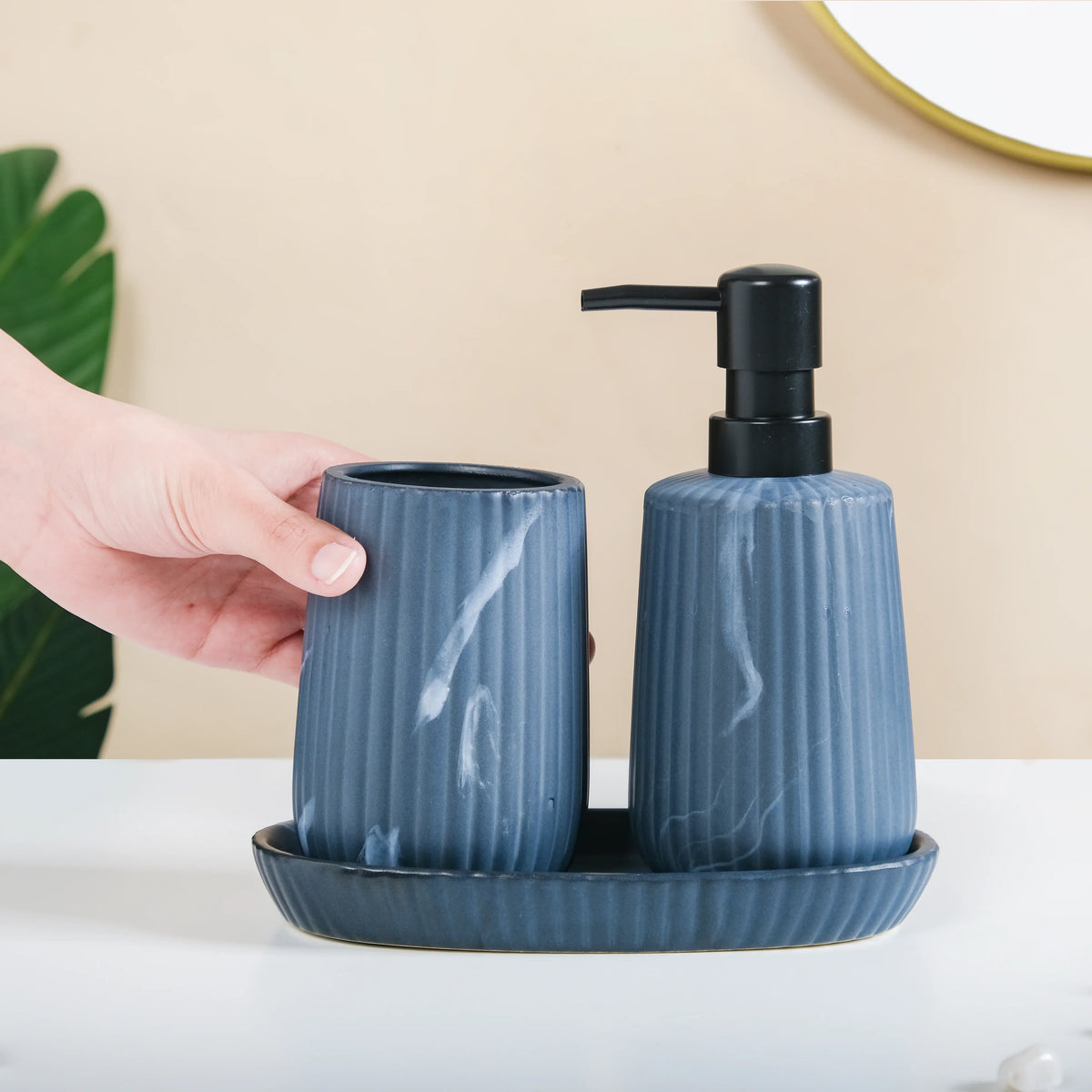 Sleek Ceramic Bathroom Set Of 3 Nestasia