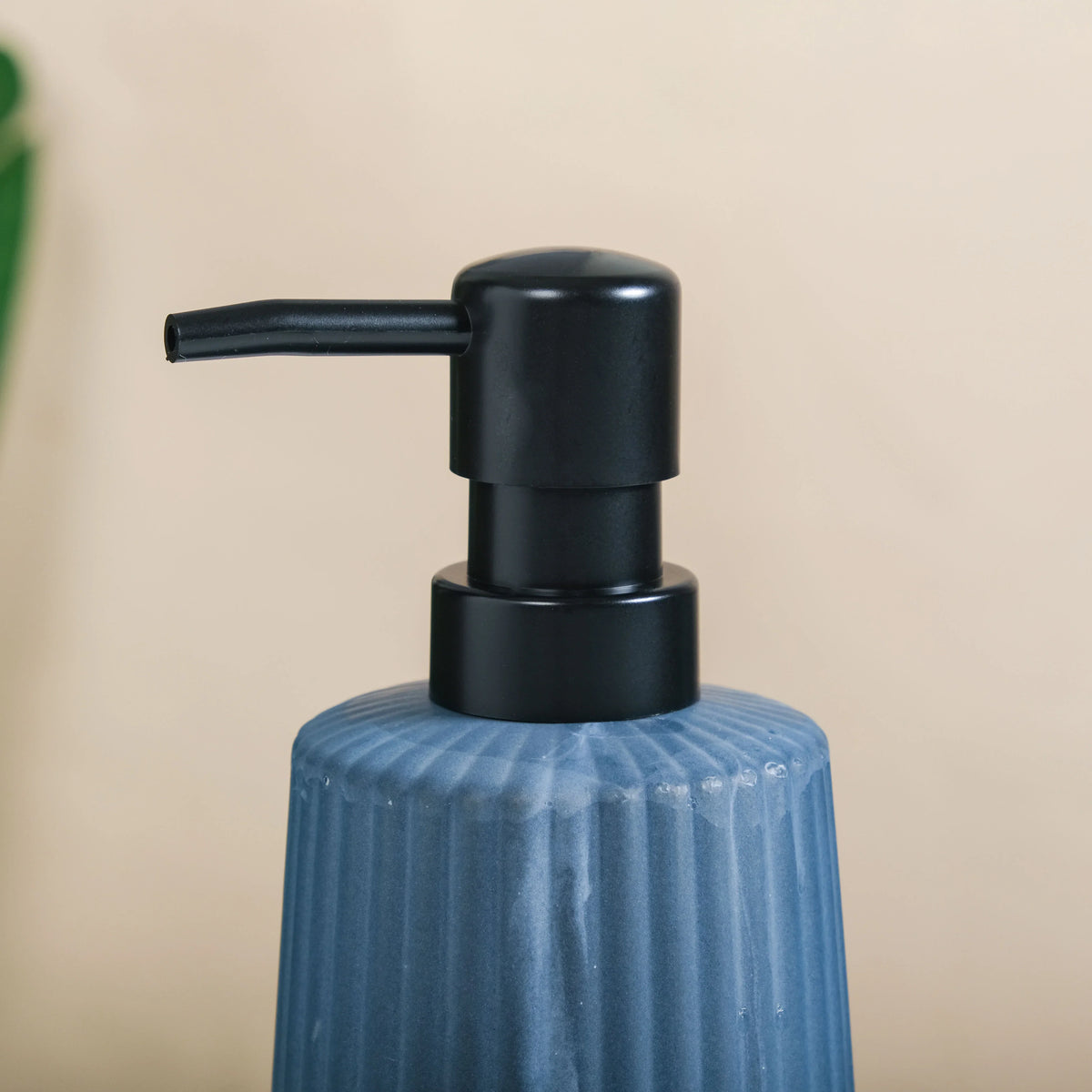 Sleek Ceramic Bathroom Set Of 3 Nestasia