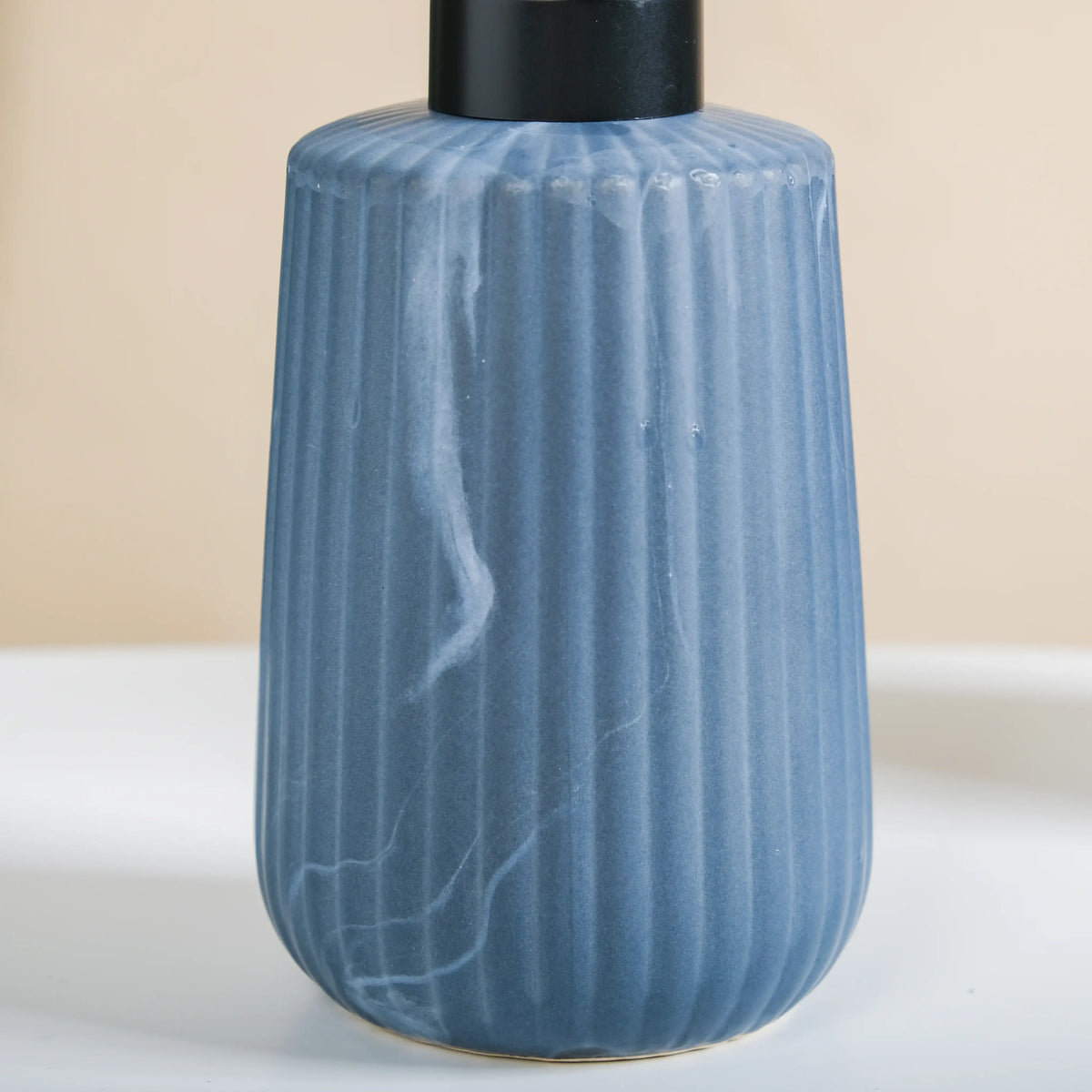 Sleek Ceramic Bathroom Set Of 3 Nestasia