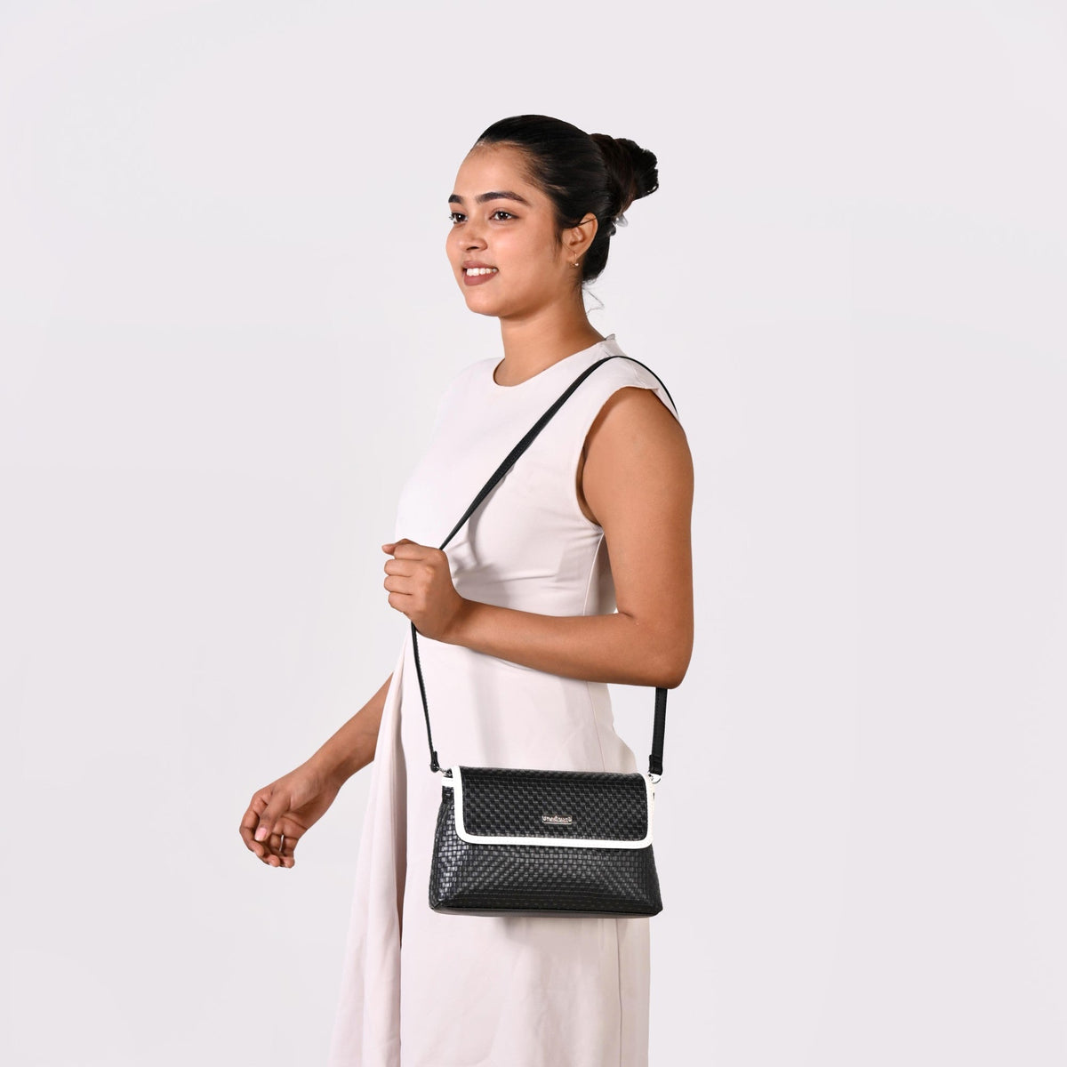 Soi Lattice Black Clutch Bag With Sling Nestasia