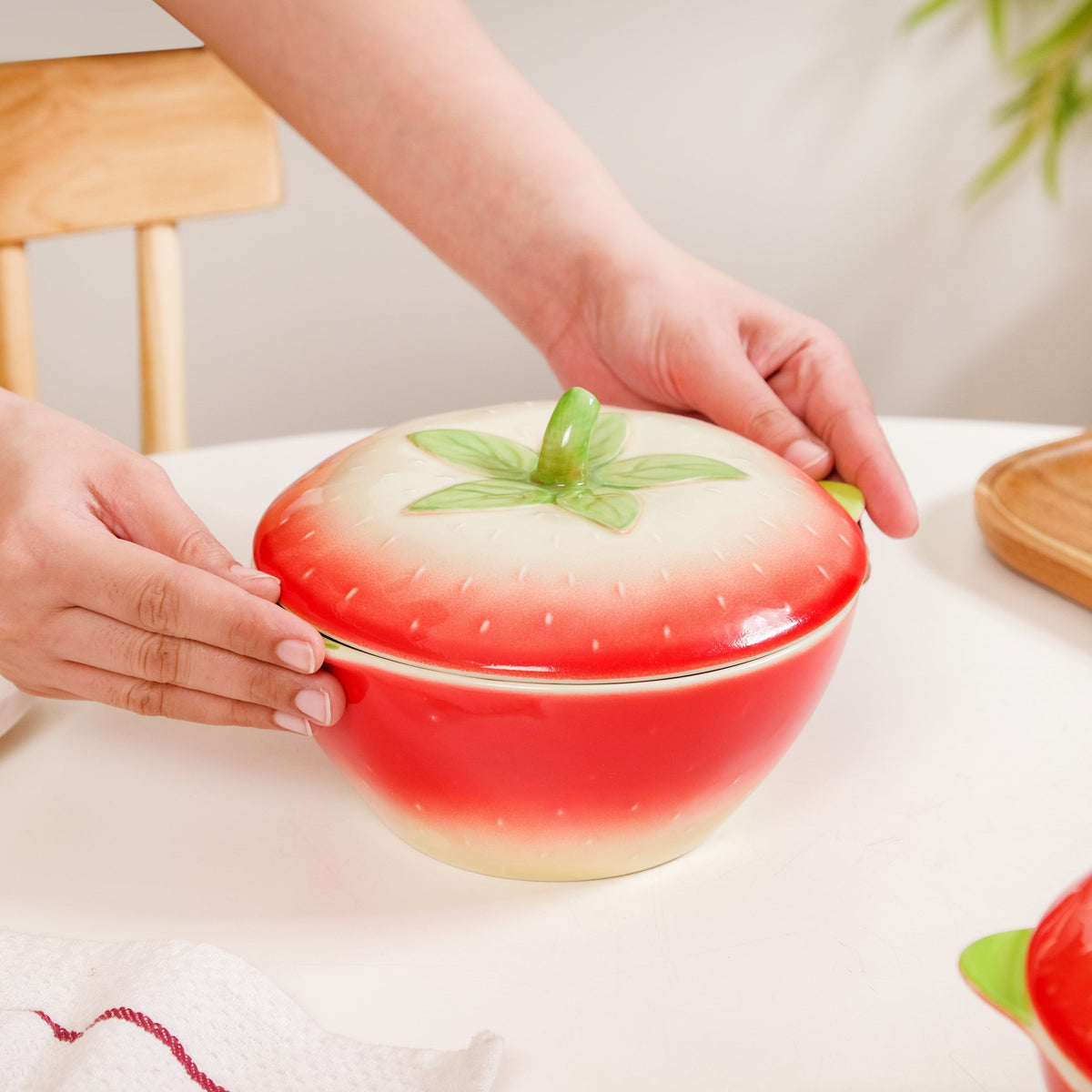 Strawberry Ceramic Serving Bowl With Lid 900ml Nestasia