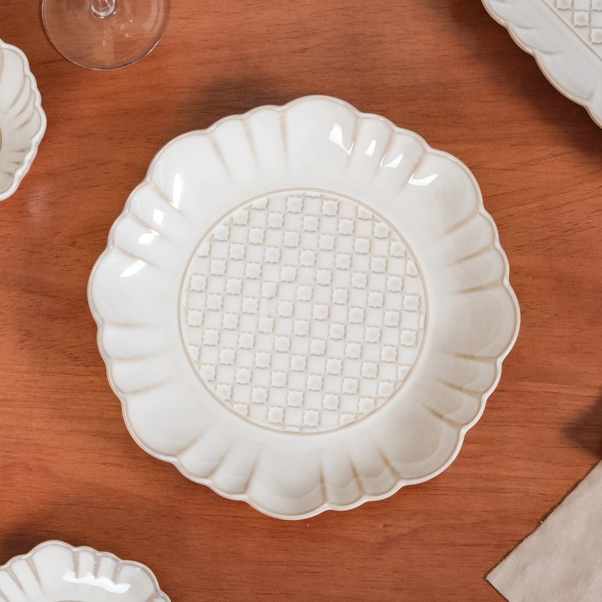 White Stoneware Design 28-Piece Dinner Set For 6 Nestasia