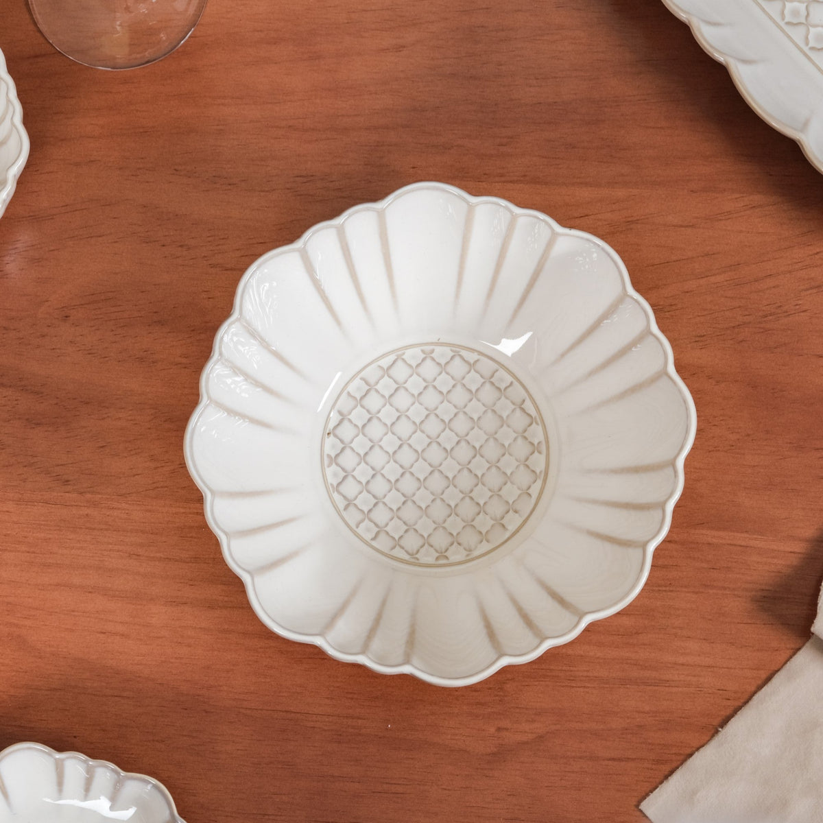 White Stoneware Design 28-Piece Dinner Set For 6 Nestasia