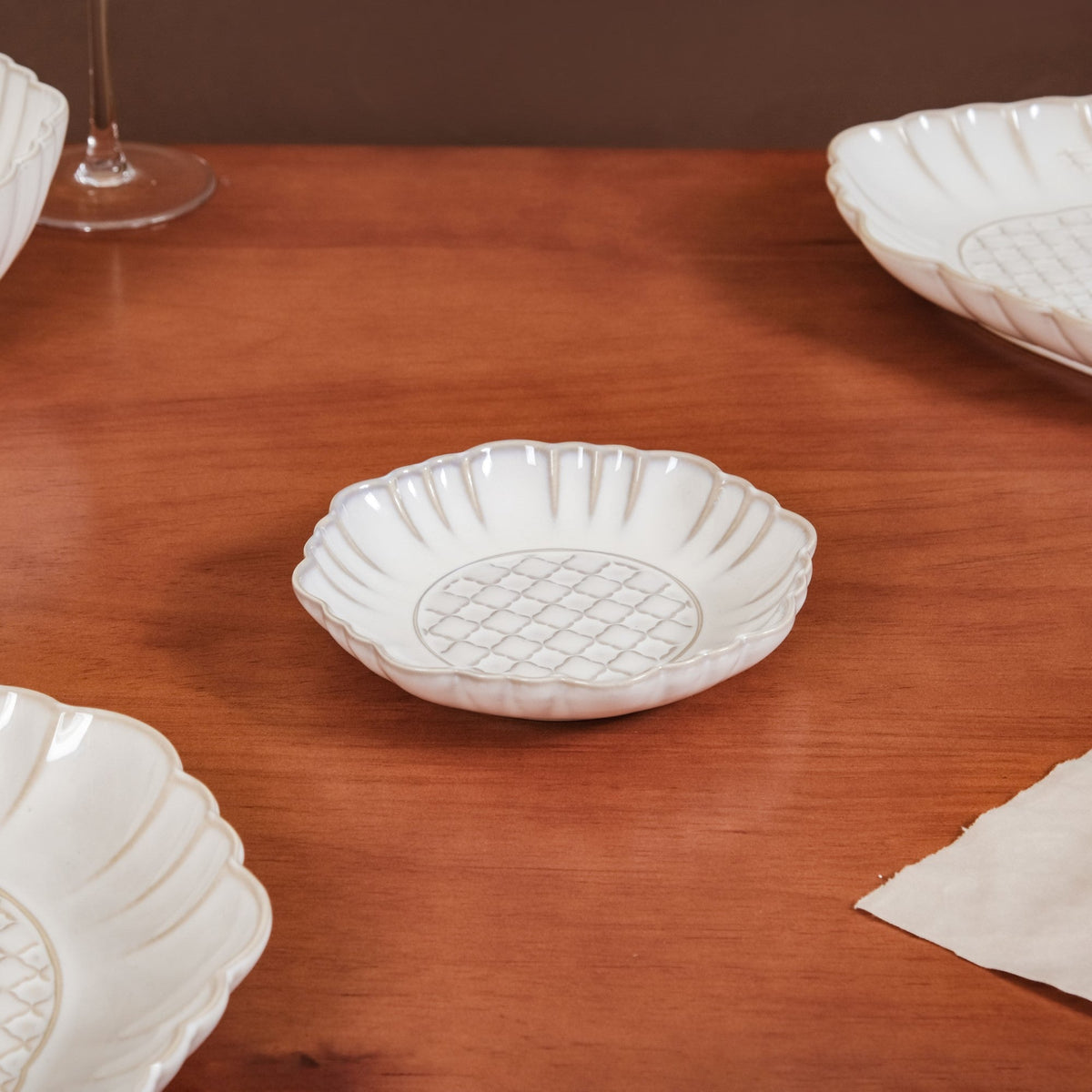 White Stoneware Design 28-Piece Dinner Set For 6 Nestasia