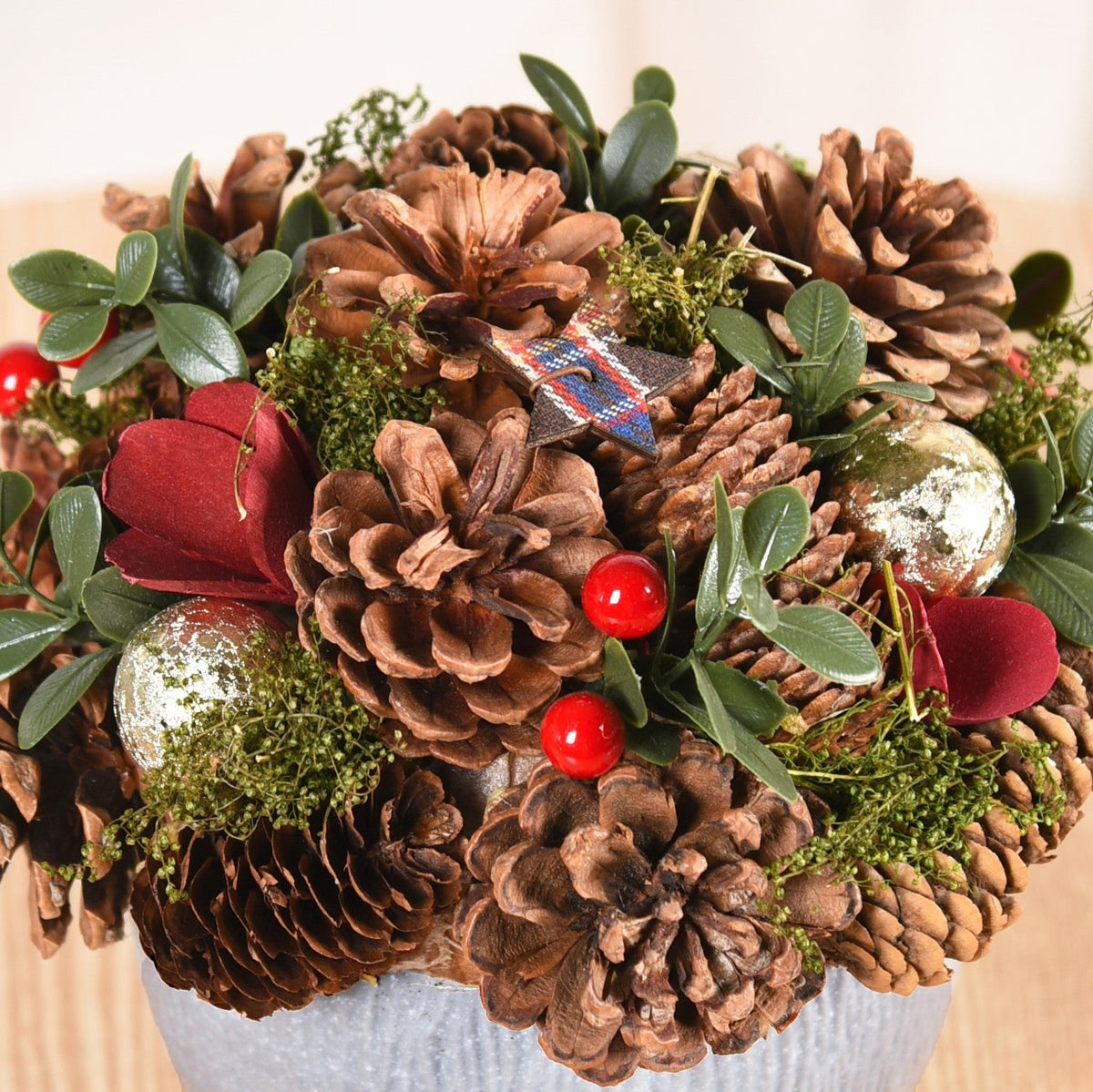 Holiday Delight Decorative Flower Pot Nestasia