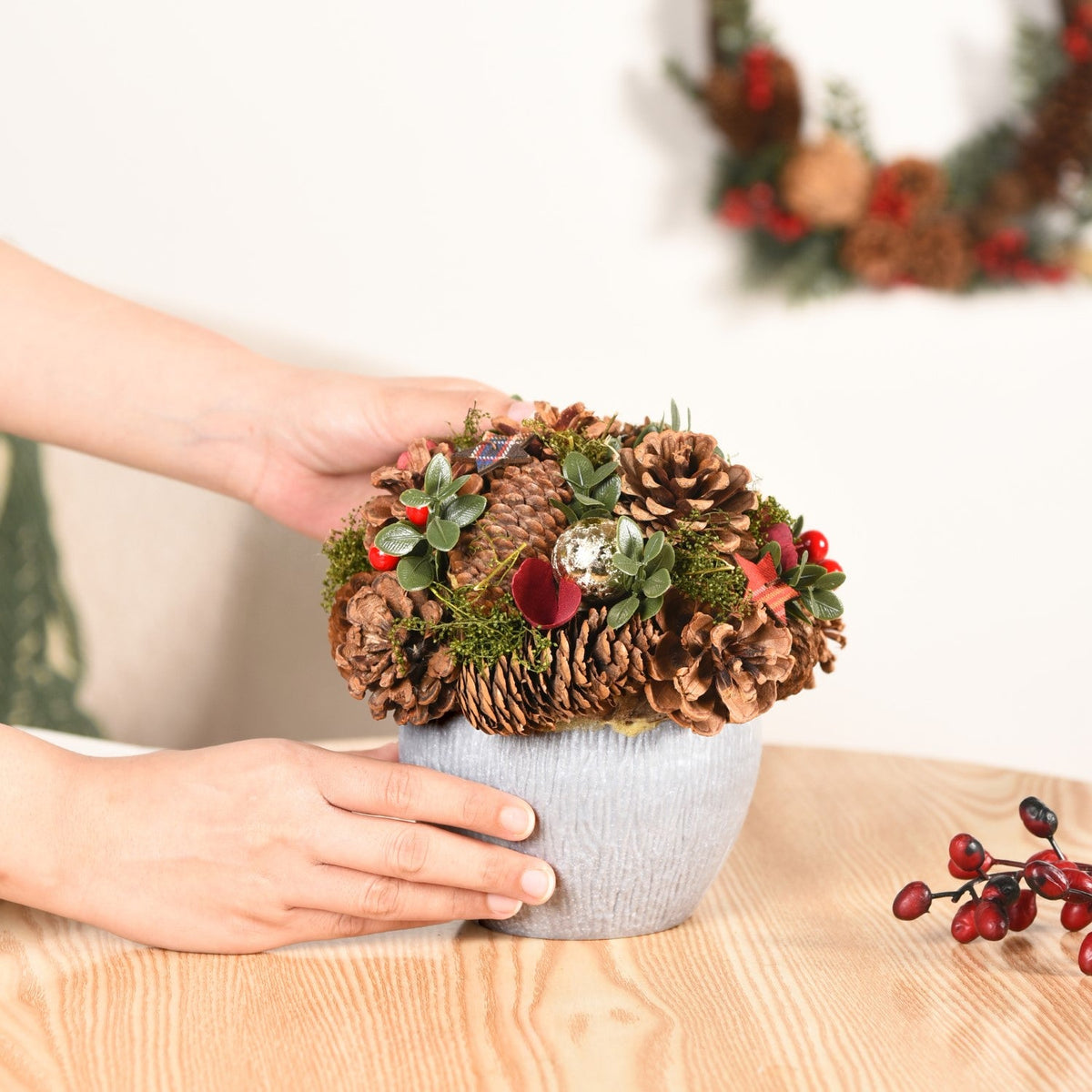 Holiday Delight Decorative Flower Pot Nestasia