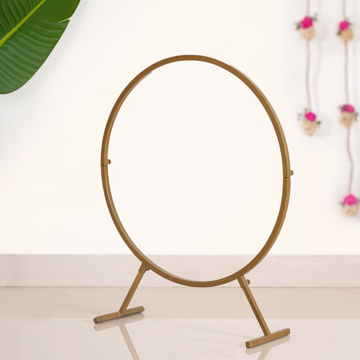 Golden Round Metal Backdrop Stand With Rose Decorations 28 Inch Nestasia
