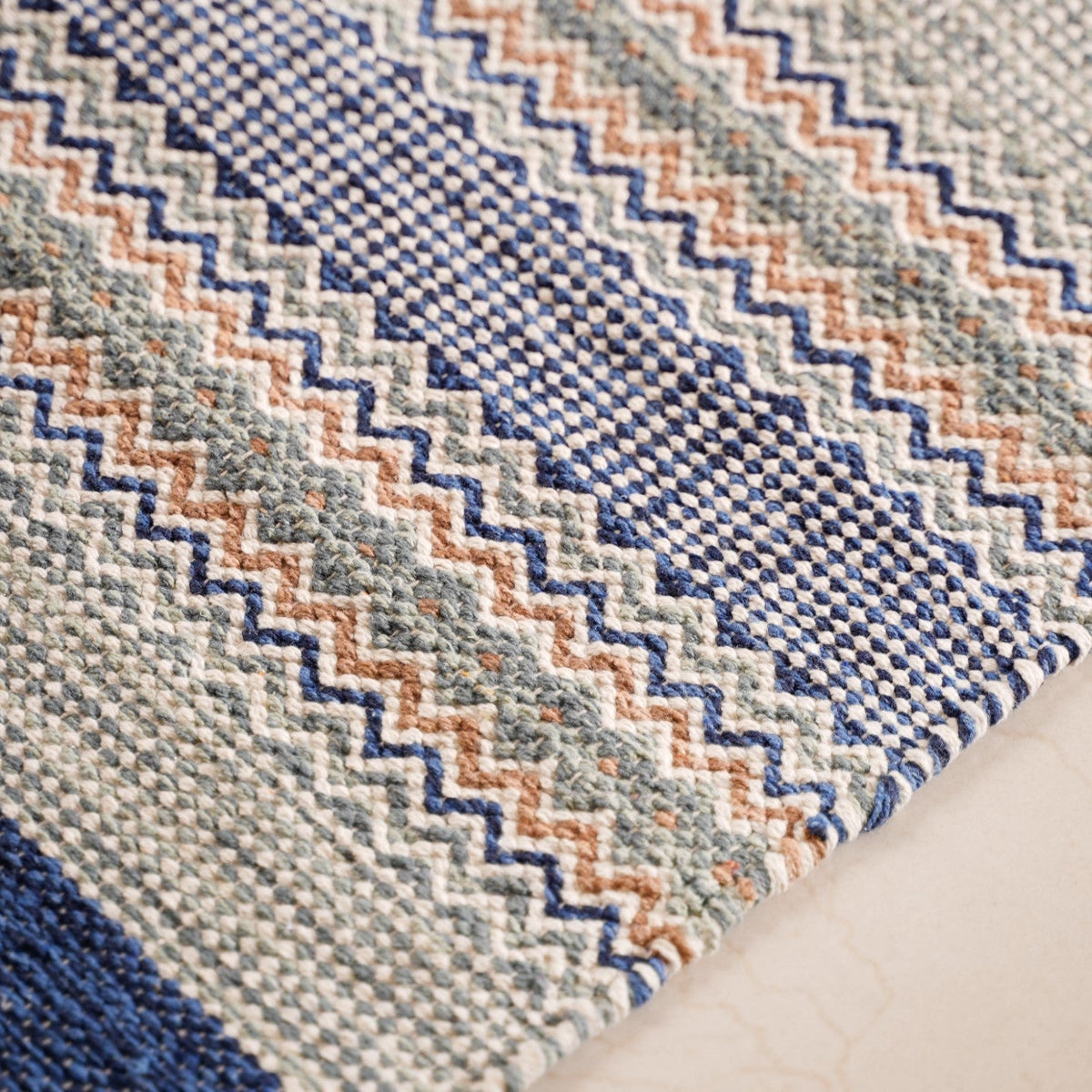 Zigzag Handcrafted Plain Weave Area Rug 69x36 Inch Nestasia
